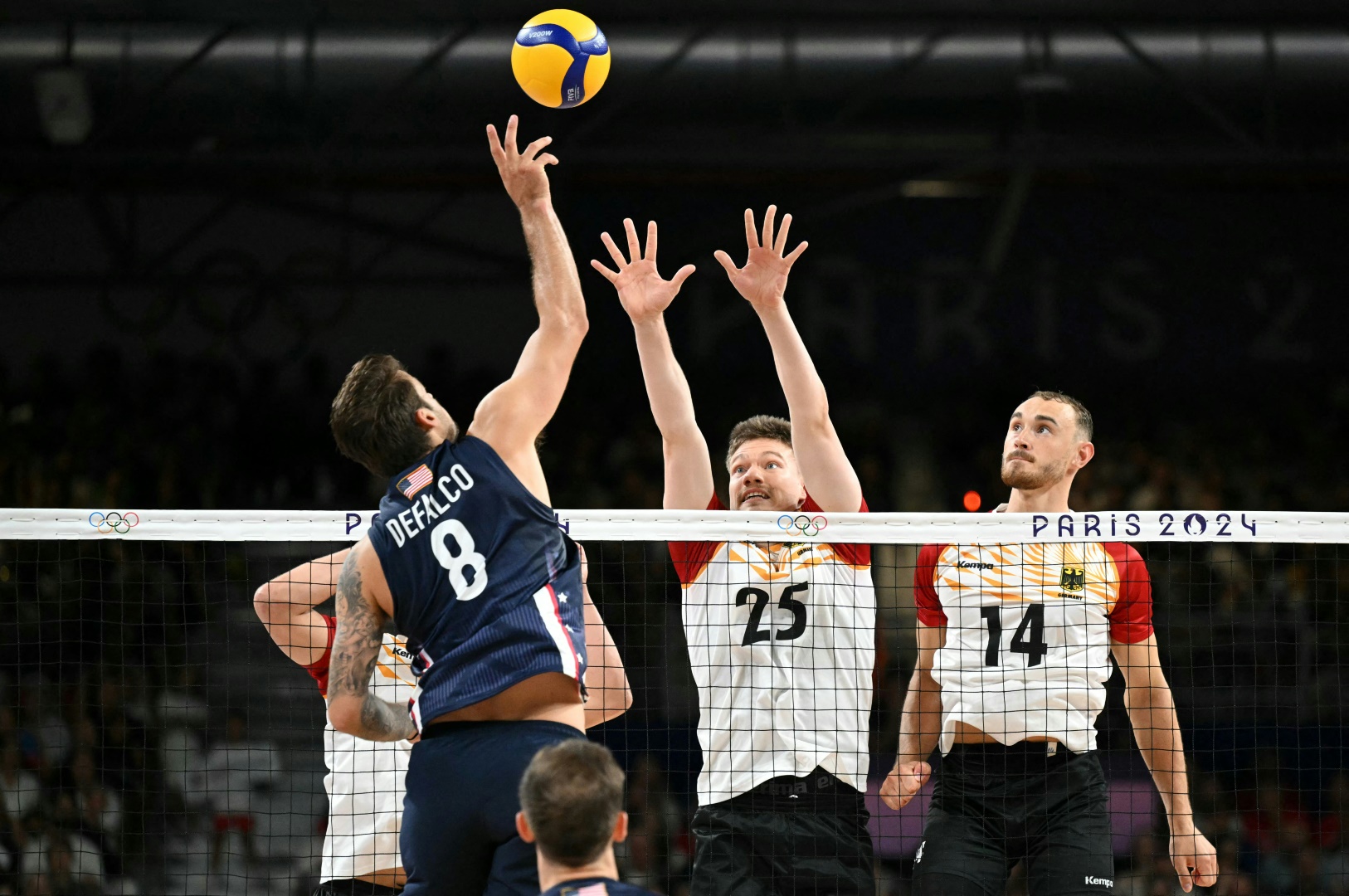 Die deutschen Volleyballer streckten sich vergebens  (Foto: AFP/SID/NATALIA KOLESNIKOVA)