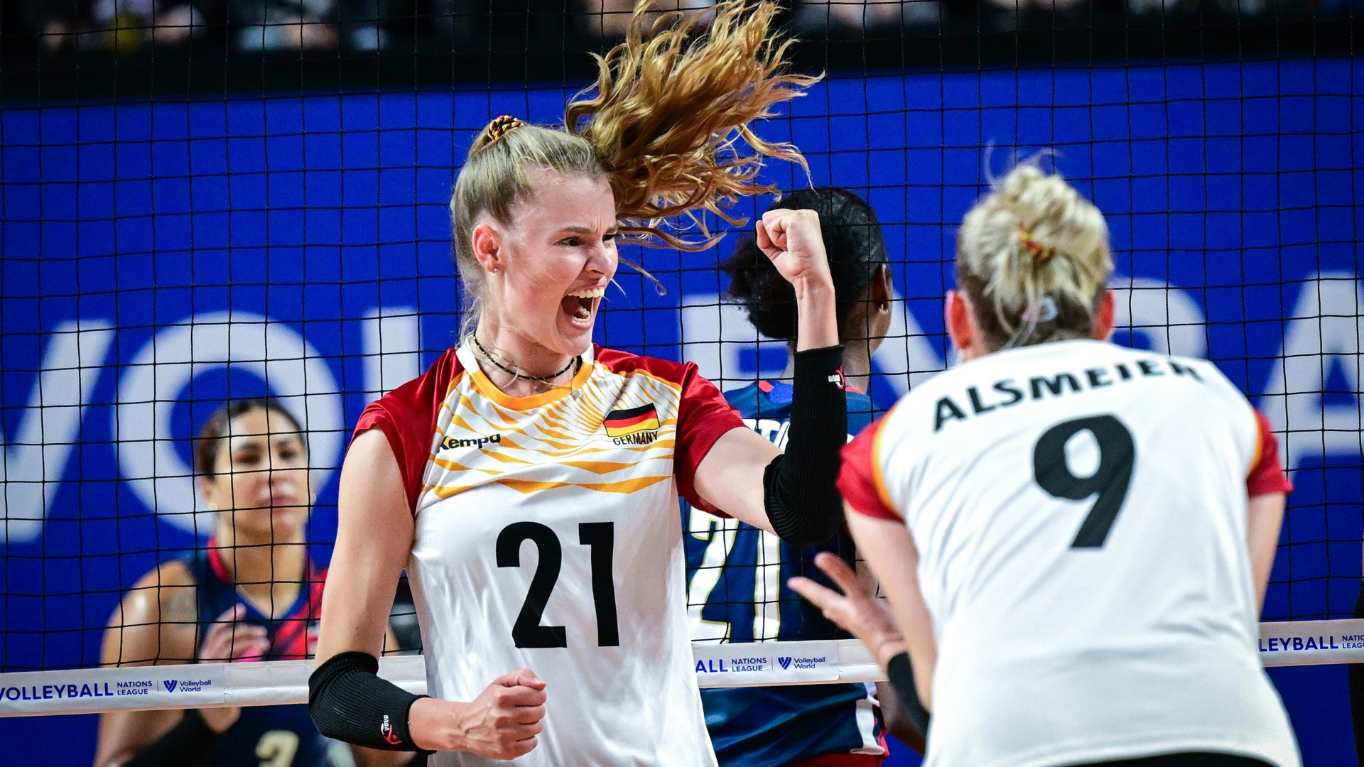 Kapitänin Camilla Weitzel jubelt über einen Punkt  (Foto: Foto: volleyballworld/SID)