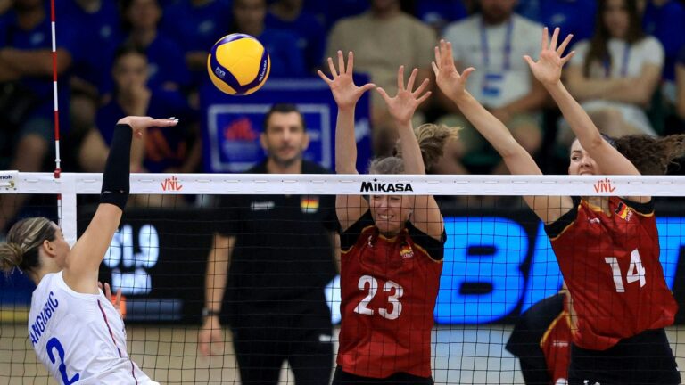 Deutsche Volleyballerinnen schlagen Weltmeister Serbien