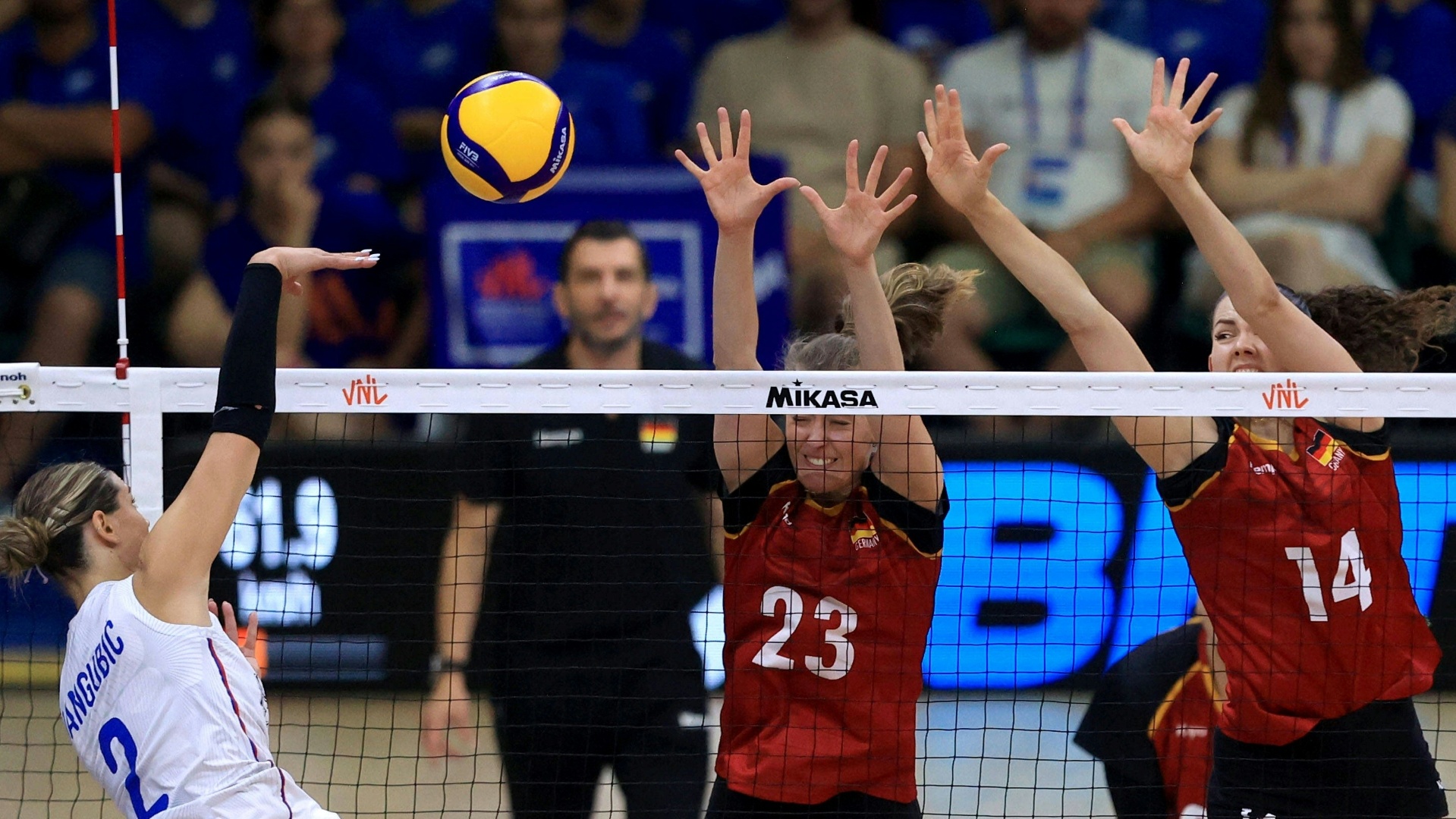 Die deutschen Volleyballerinnen beim Sieg gegen Serbien  (Foto: IMAGO/Aleksandar Djorovic/SID/IMAGO/Aleksandar Djorovic)
