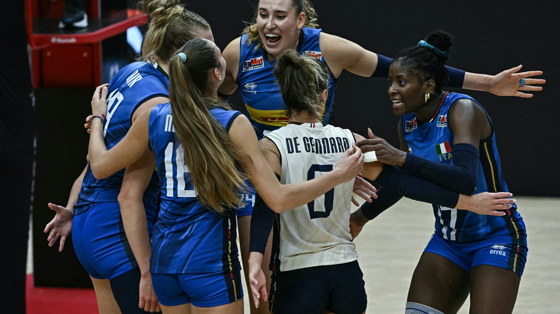 Italien setzt sich im spannenden Finale durch  (Foto: AFP/SID/LILLIAN SUWANRUMPHA)