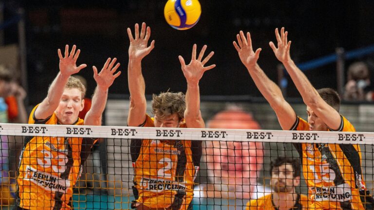 Plötzlich in der Defensive: Die BR Volleys <br> <small>(Foto: IMAGO/Matthias Koch/SID/Sebastian Räppold)</small>