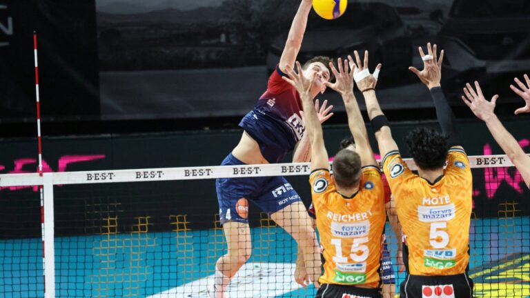 Christopher Byam (li.) überwindet den Berliner Block <br> <small>(Foto: IMAGO/BEAUTIFUL SPORTS/SID/Franke)</small>