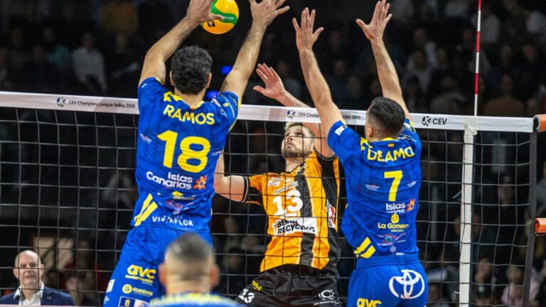 Ruben Schott (M.) <br> <small>(Foto: IMAGO/SID/Andreas Gora)</small>