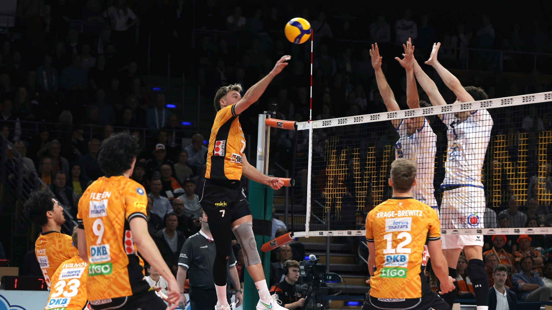 Dauer-Duell zwischen Friedrichshafen und Berlin  (Foto: IMAGO/Contrast/SID/IMAGO/O.Behrendt)