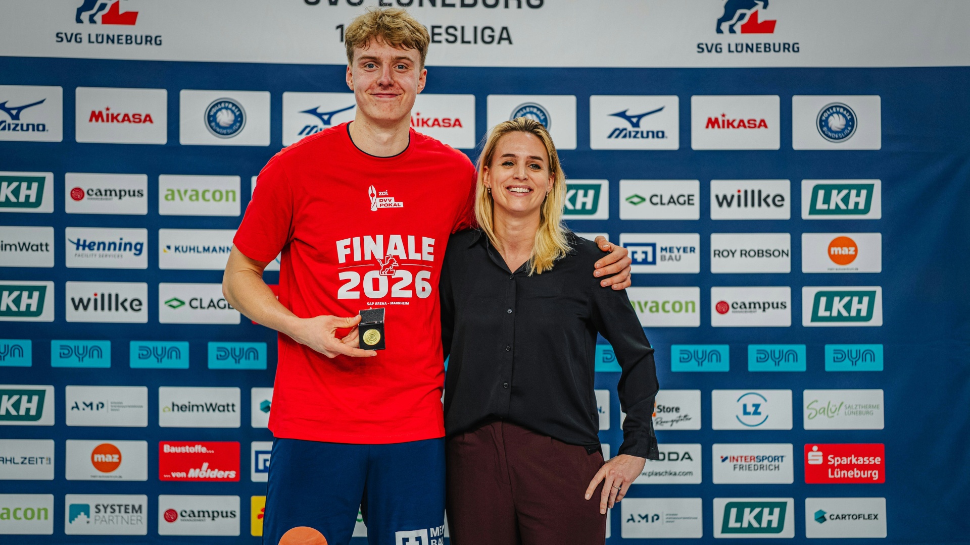 Enlund (l.) wird zum MVP gekürt  (Foto: IMAGO/SID/Anton Höfel)